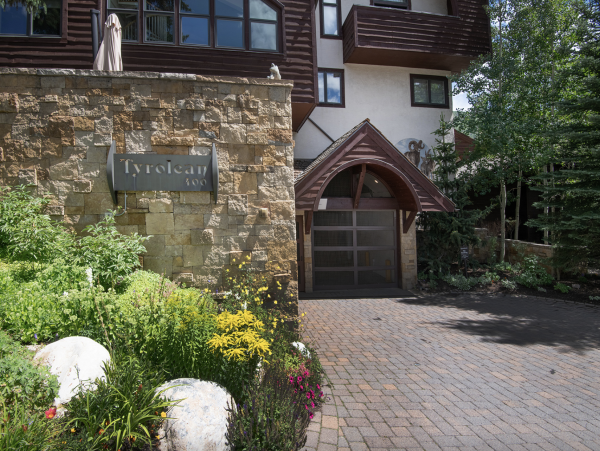 Luxury Vail Village 4 Bedroom Vacation Condo - Walk to Lifts